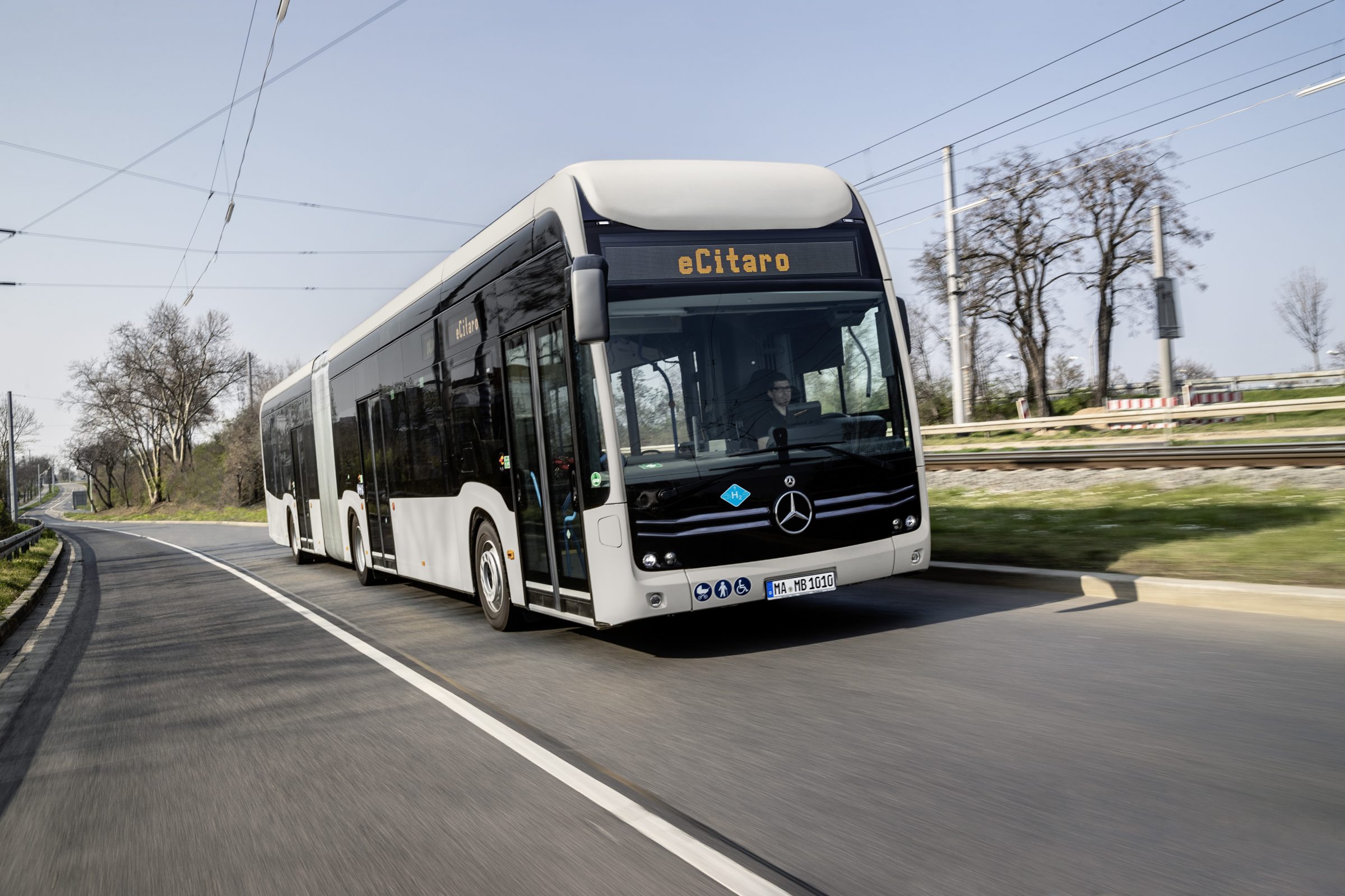 Fábrica da Mercedes-Benz produzindo ônibus elétrico