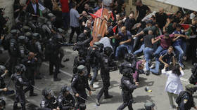 Confrontos eclodem durante funeral de jornalista em Jerusalém (VÍDEOS)