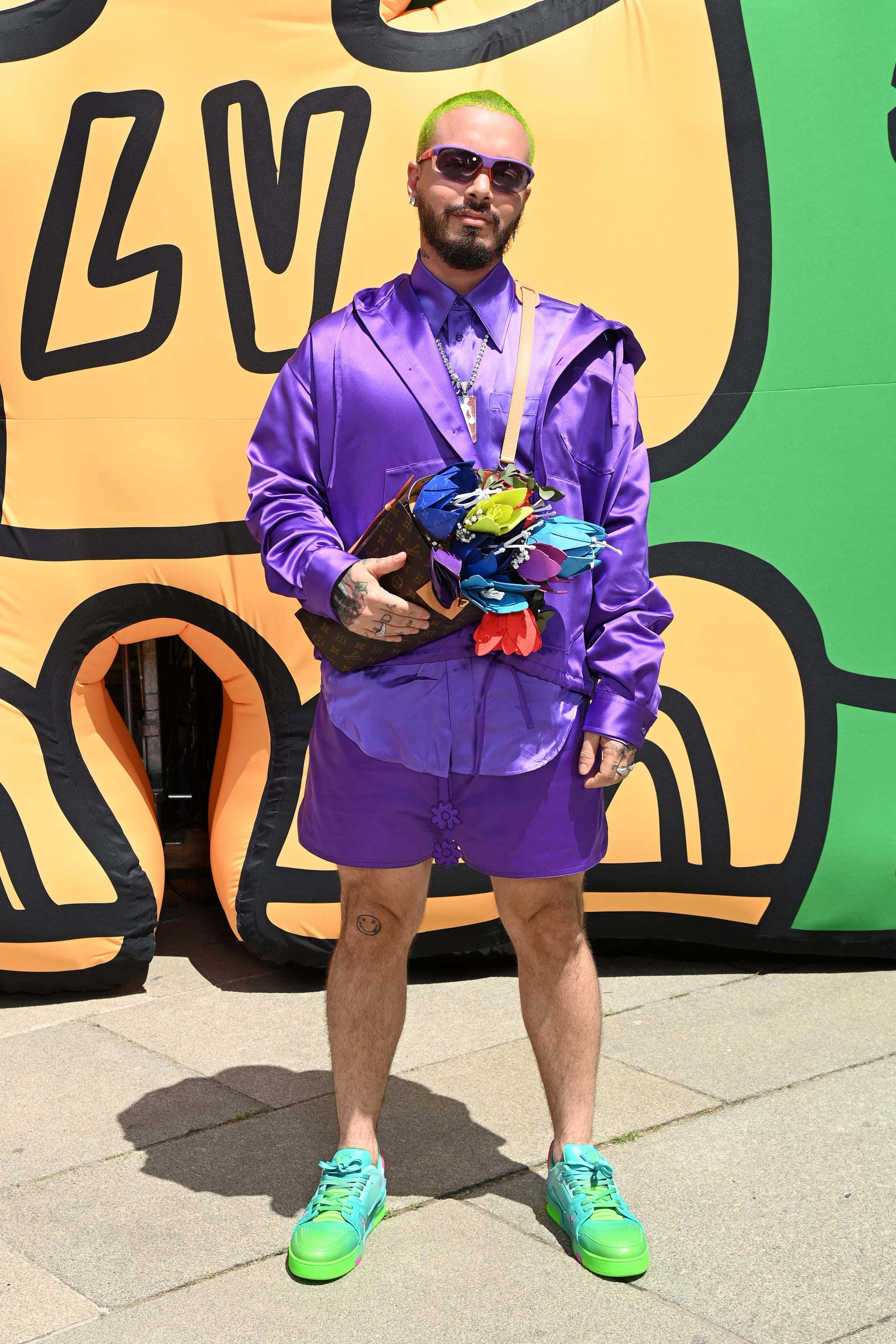 PARIS, FRANÇA - 23 DE JUNHO: J Balvin participa do desfile Louis Vuitton Menswear Spring Summer 2023 como parte da Paris Fashion Week em 23 de junho de 2022 em Paris, França.  (Foto de Pascal Le Segretain/Getty Images para Louis Vuitton)