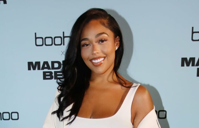 Jordyn Woods usa vestido branco com recorte de quadril nas férias