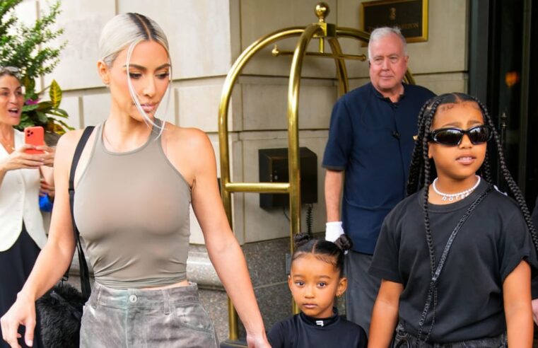 Kim Kardashian, looks Balenciaga de North e Chicago West