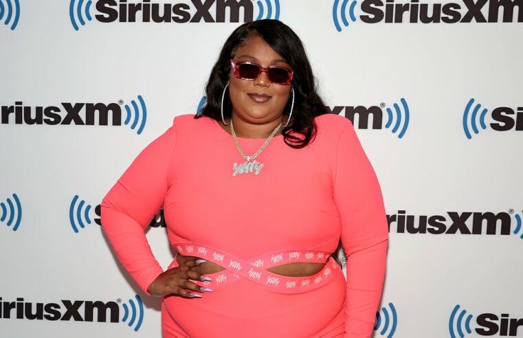 Lizzo visita SiriusXM em um minivestido rosa recortado da Yitty