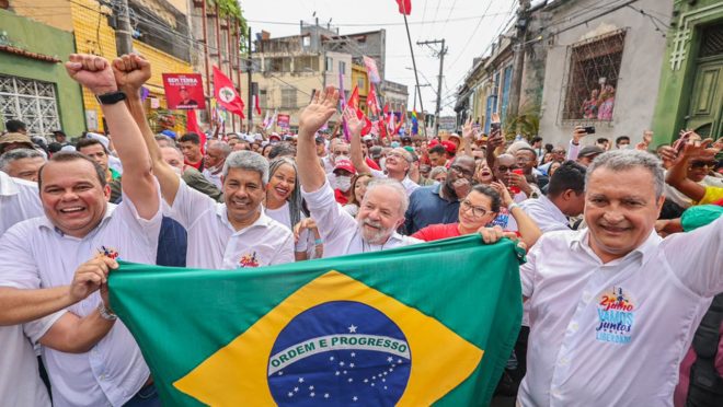 Lula diz para eleitor pegar dinheiro de benefícios sem votar em Bolsonaro