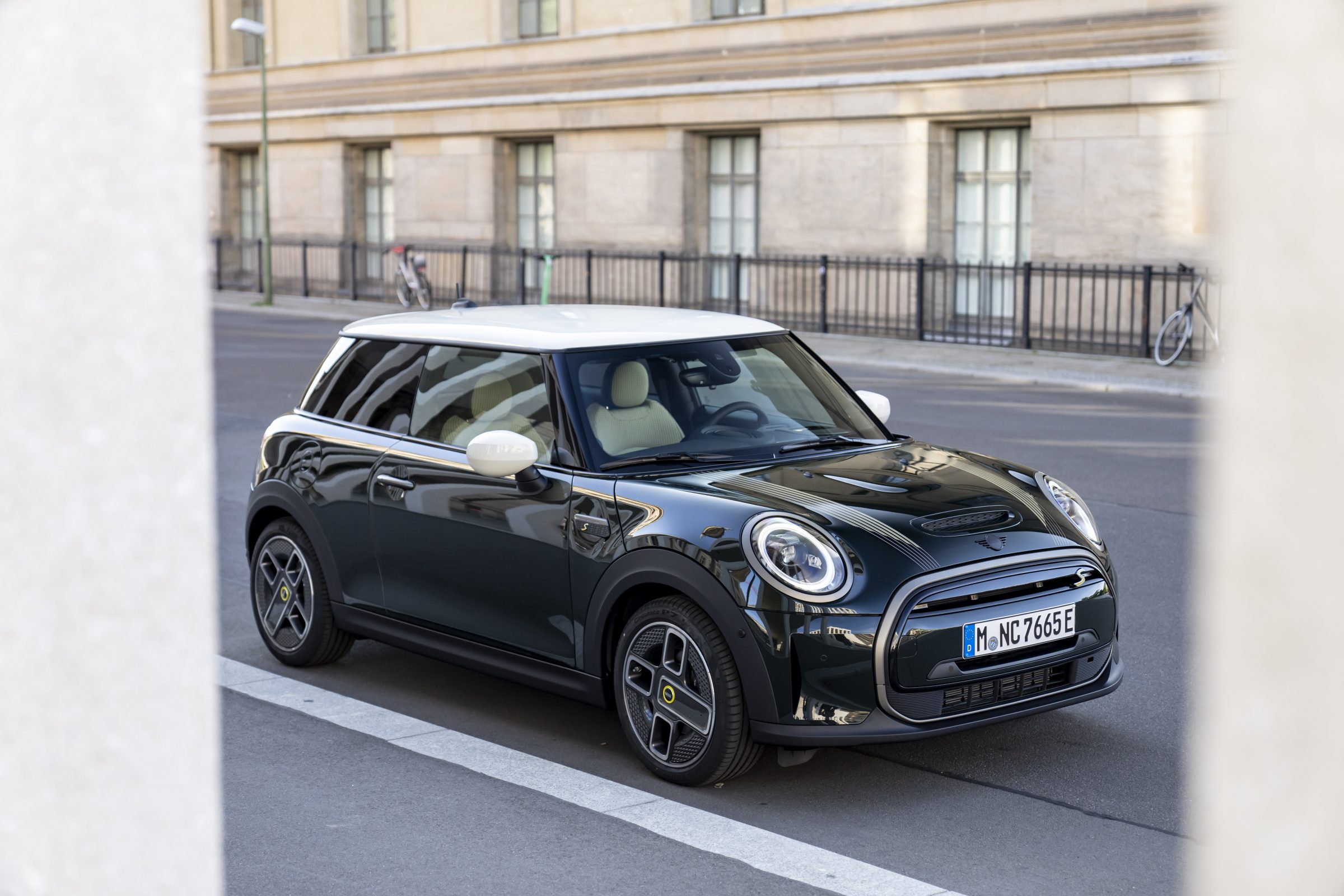 MINI Cooper SE ganha edição especial limitada a 30 unidades no Brasil