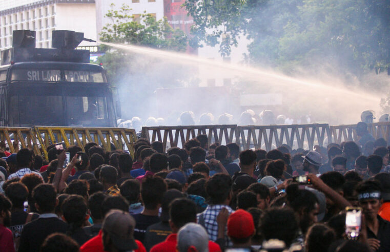 Manifestantes invadem residência do presidente — RT World News