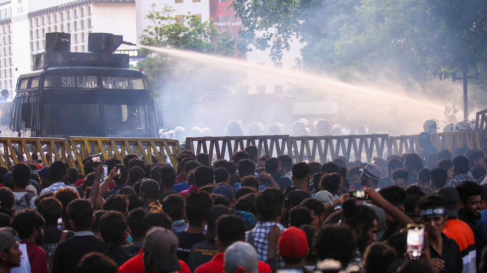 Manifestantes invadem residência do presidente — RT World News
