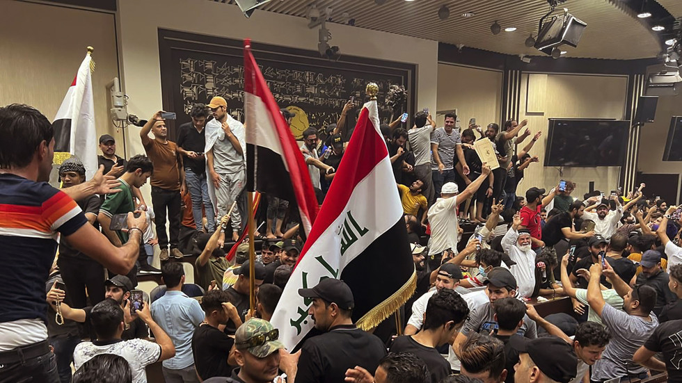 Manifestantes iraquianos invadem o parlamento (VÍDEOS) — RT World News