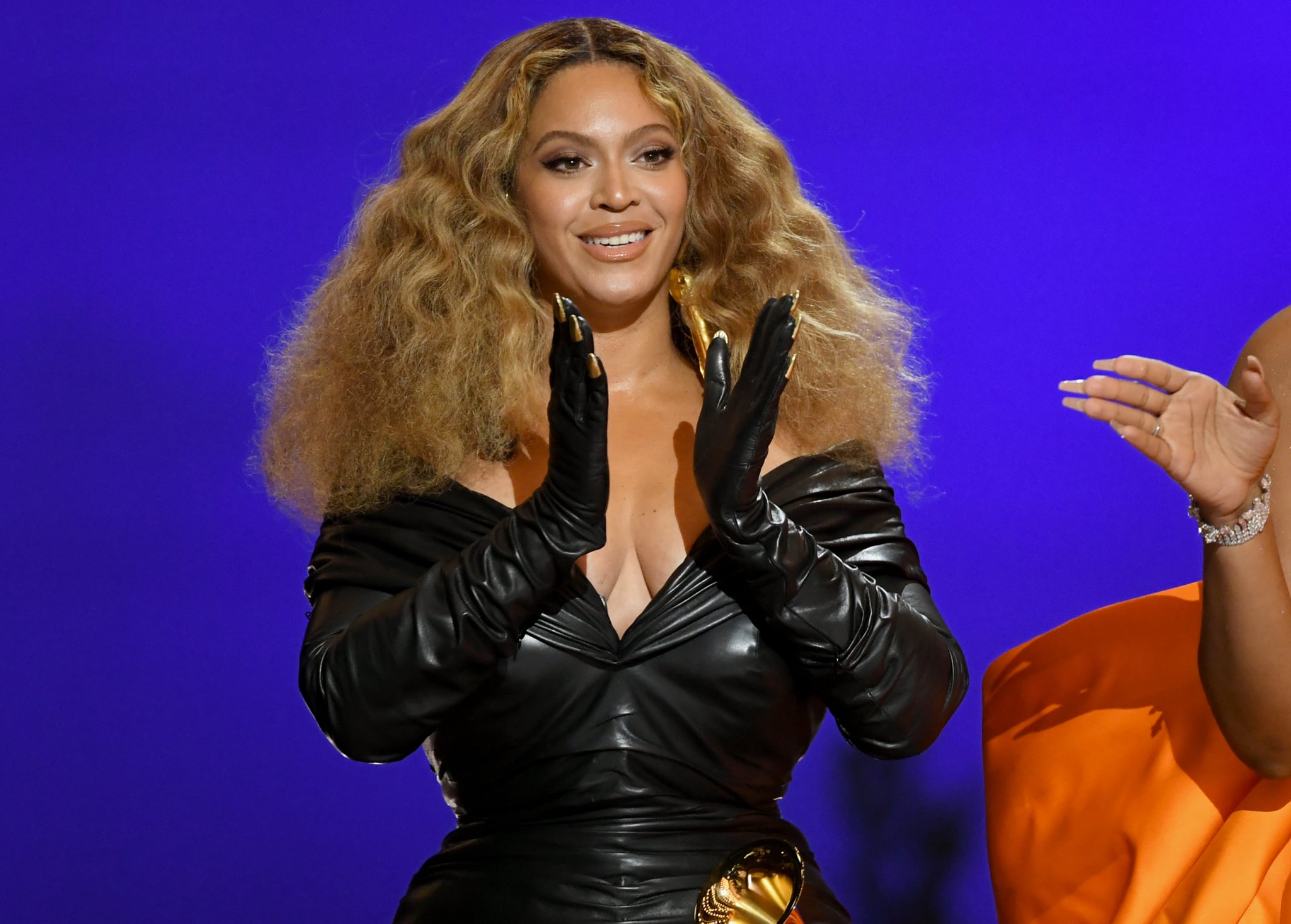 LOS ANGELES, CALIFÓRNIA - 14 DE MARÇO: Beyoncé recebe o prêmio de Melhor Performance de Rap por 'Savage' no palco durante o 63º Prêmio Anual do GRAMMY no Centro de Convenções de Los Angeles em 14 de março de 2021 em Los Angeles, Califórnia.  (Foto de Kevin Winter/Getty Images para The Recording Academy)