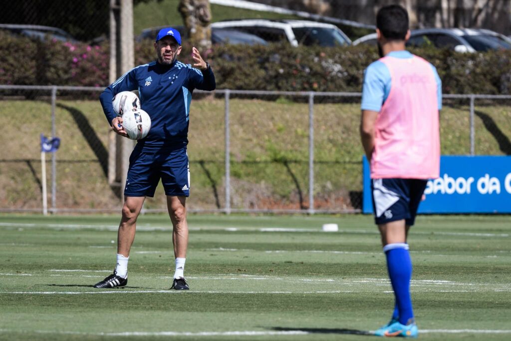 Paulo Pezzolano tem grandes problemas com elenco do Cruzeiro