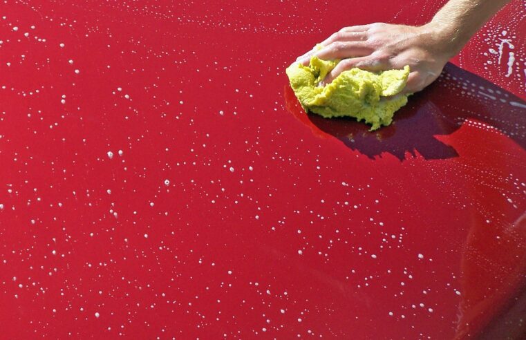 Saiba como economizar fazendo o polimento do seu carro em casa