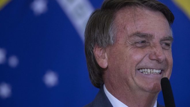 “Se não é eu, esse Brasil já estava no buraco”, diz Bolsonaro