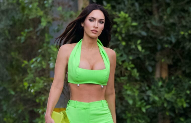 Sutiã e calça neon de Megan Fox no show de Machine Gun Kelly