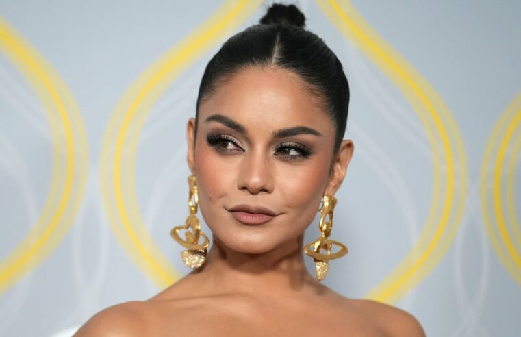 Vanessa Hudgens usa biquíni vermelho nas férias