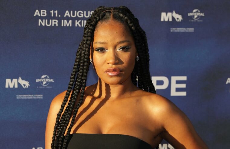 Vestido preto de fenda David Koma de Keke Palmer na estréia de Nope