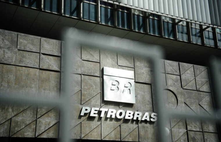 governo devia intervir na Petrobras (AbriLivre)