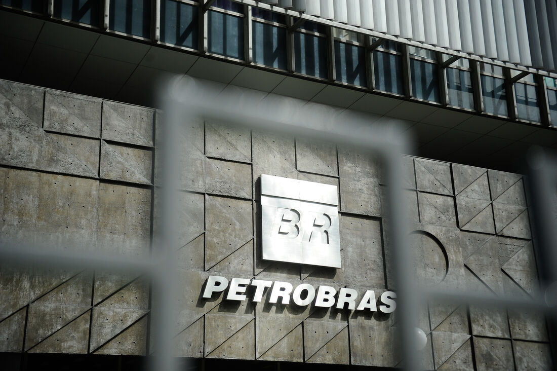 governo devia intervir na Petrobras (AbriLivre)