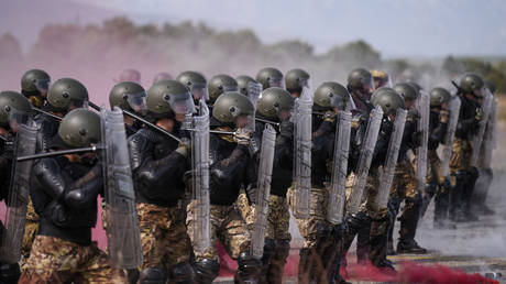 FOTO DO ARQUIVO.  Soldados italianos da OTAN que servem na força de paz liderada pela OTAN (KFOR) participam de um exercício de controle de multidões e distúrbios.