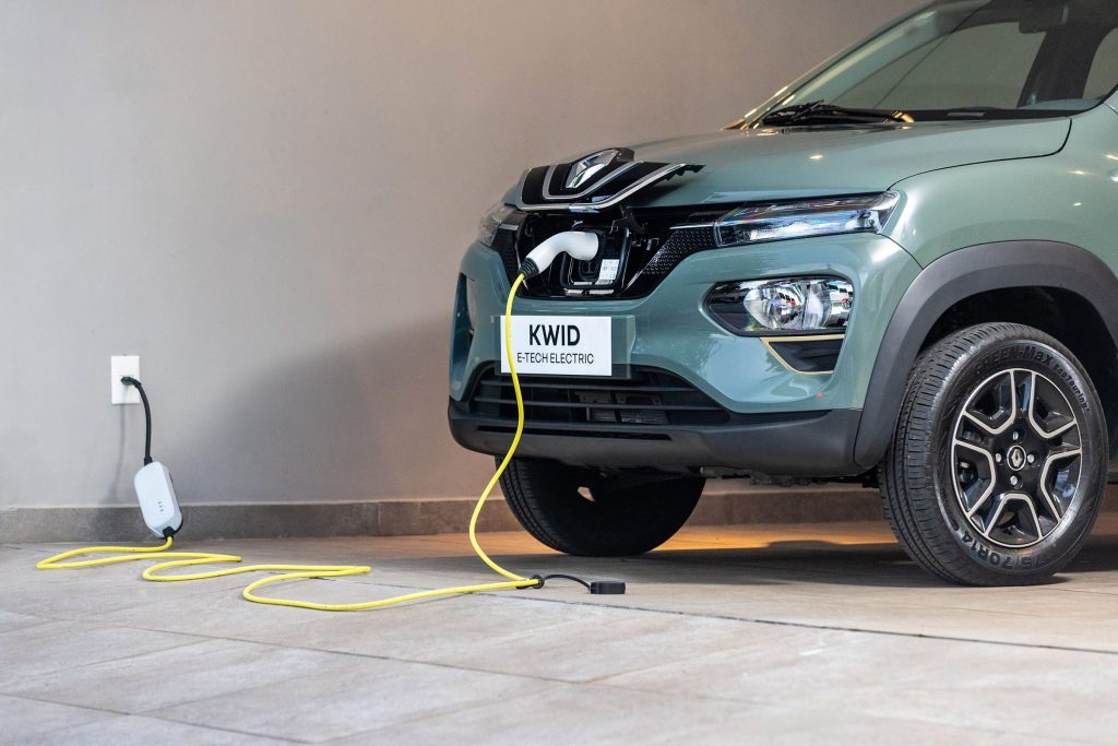 Em cinco anos de mercado nacional, o Renault Kwid acaba de atingir o marco de 300 mil unidades emplacadas