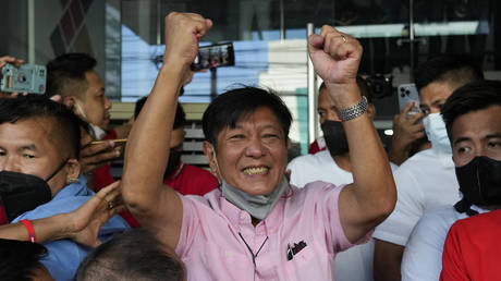 Fernando "Bong bóng" Marcos Jr. comemora do lado de fora de sua sede em Mandaluyong, Filipinas, 11 de maio de 2022 © AP / Aaron Favila