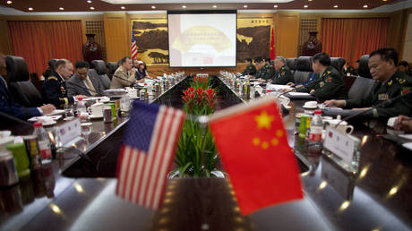 FOTO DE ARQUIVO: Os principais generais dos EUA (E) e da China (D) e suas delegações conversam durante uma reunião no Edifício Bayi em Pequim.  © AFP FOTO / PISCINA / Alexander F. YUAN