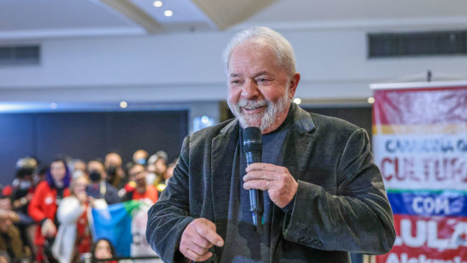 Lula assina carta pela democracia da Faculdade de Direito da USP