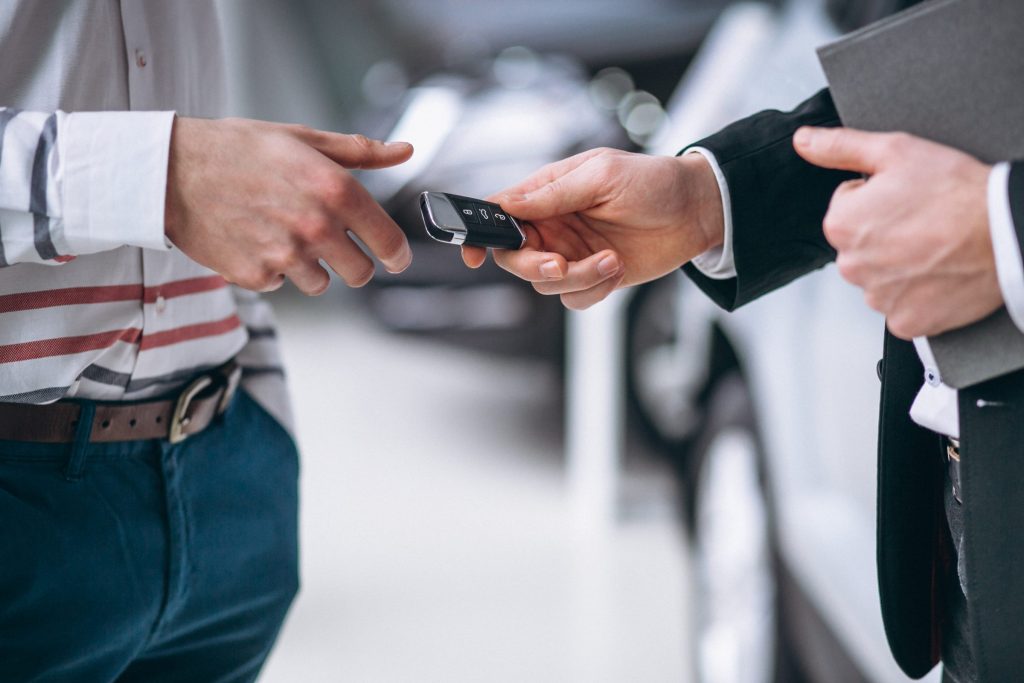 Compre a seleção com uns bons e vender carros usados ​​em 2 sites.