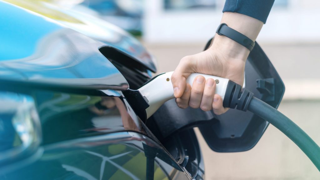 Para entender o custo real de um carro elétrico é preciso levar em consideração outros além do preço final do veículo