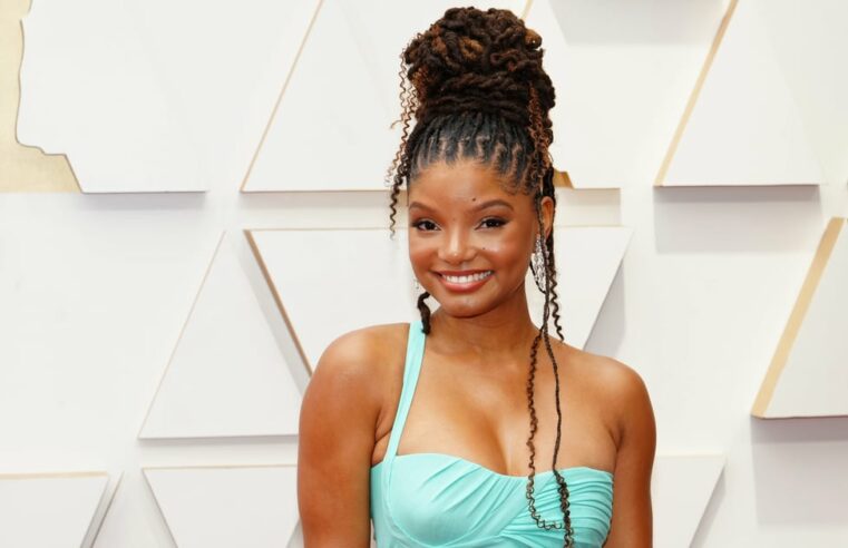 A capa de variedades de Halle Bailey faz um aceno para a Pequena Sereia