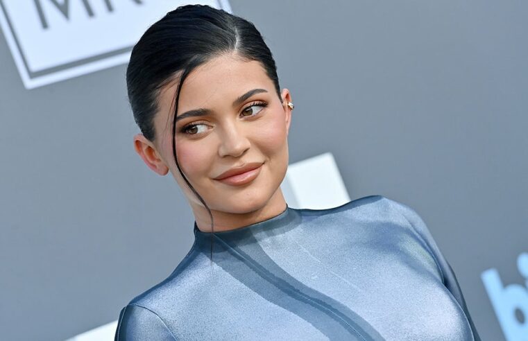 Vestido nude transparente de Kylie Jenner para aniversário de 25 anos