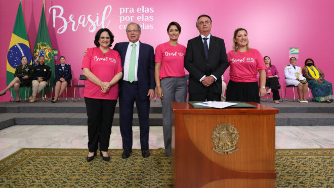 Quais as propostas de Bolsonaro para buscar os votos das mulheres