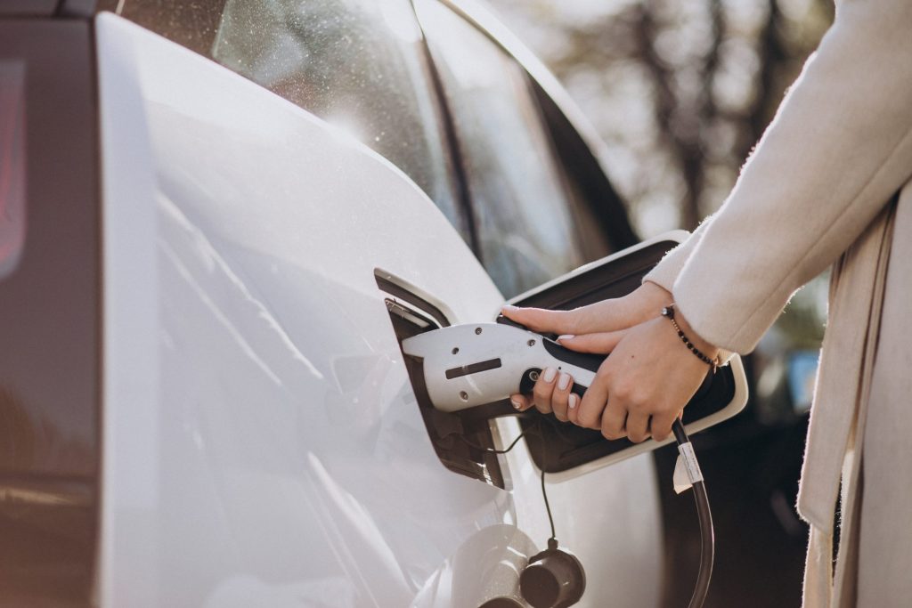 O alto preço para adquirir um carro elétrico ainda é um fator de contribuição