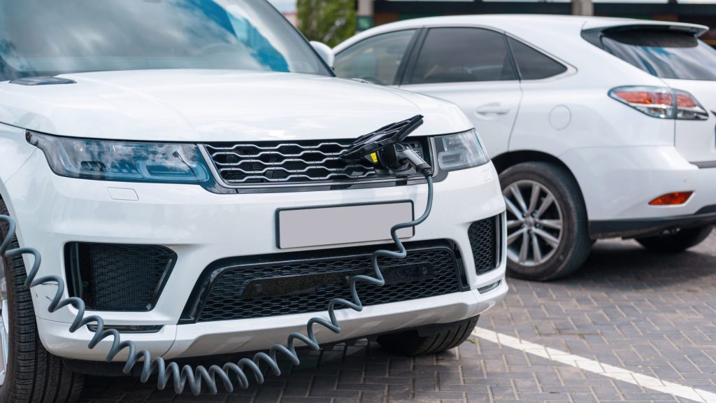O alto preço para adquirir um carro elétrico ainda é um fator de contribuição
