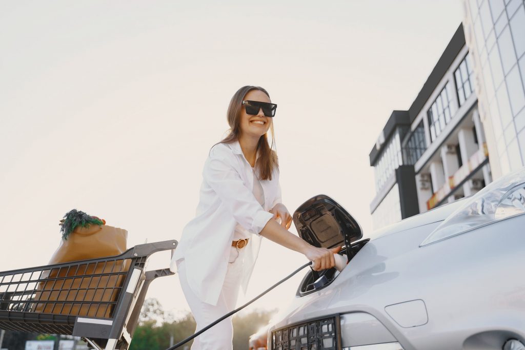 O alto preço para adquirir um carro elétrico ainda é um fator de contribuição