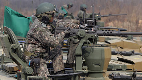 FOTO DE ARQUIVO: Tripulações de tanques sul-coreanos são mostradas participando de um exercício de fogo real em fevereiro de 2015 na província de Gyeonggi.