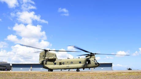 FOTO DE ARQUIVO: Um CH-47 Chinook do 5º Regimento de Aviação é visto sendo implantado de Townsville em Townsville, Austrália.  © Ian Hitchcock / Getty Images