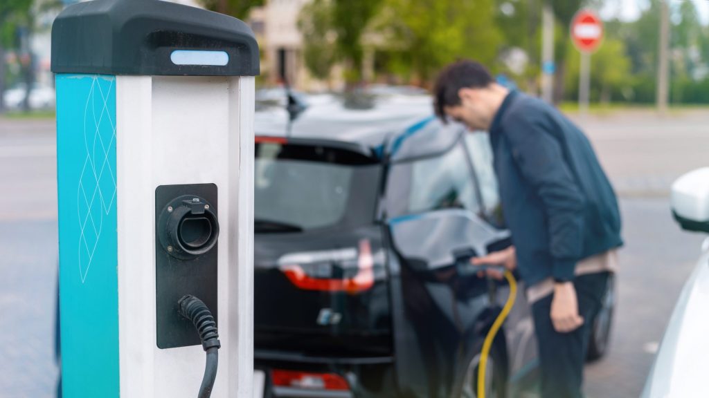 Confira alguns aplicativos para carros elétricos.  Através deles é possível realizar a locação do modelo, bem como localizar pontos de recarga