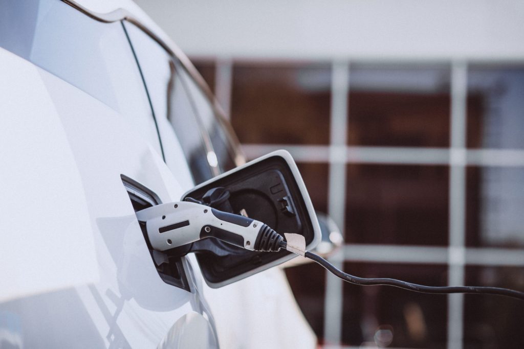 Confira alguns aplicativos para carros elétricos.  Através deles é possível realizar a locação do modelo, bem como localizar pontos de recarga