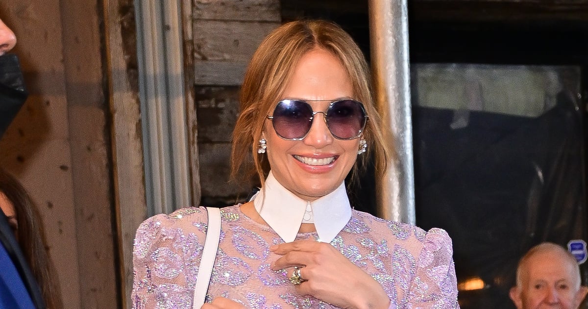 J Lo adota o estilo dos anos 70 em jeans Flared Dark Denim