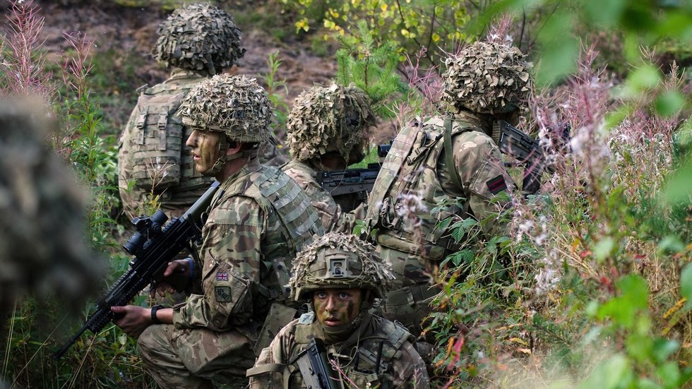 Soldados britânicos se preparam para lutar contra a Rússia — RT World News