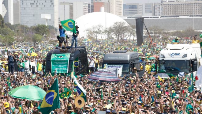 Bolsonaro manda liberar caminhões na Esplanada; mas Ibaneis diz que vai vetar