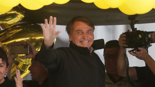 PT denuncia Bolsonaro ao TCU por campanha durante o horário de expediente