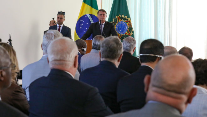 TSE manda tirar do ar vídeos da reunião de Bolsonaro com embaixadores