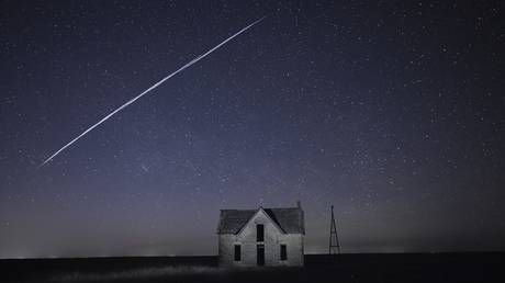 FOTO DE ARQUIVO: Uma foto de longa exposição mostra uma série de satélites SpaceX Starlink passando sobre uma casa antiga perto de Florence, Kansas.