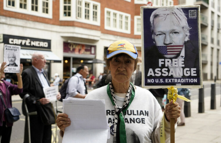 Assange arquiva recurso para impedir extradição dos EUA — RT World News