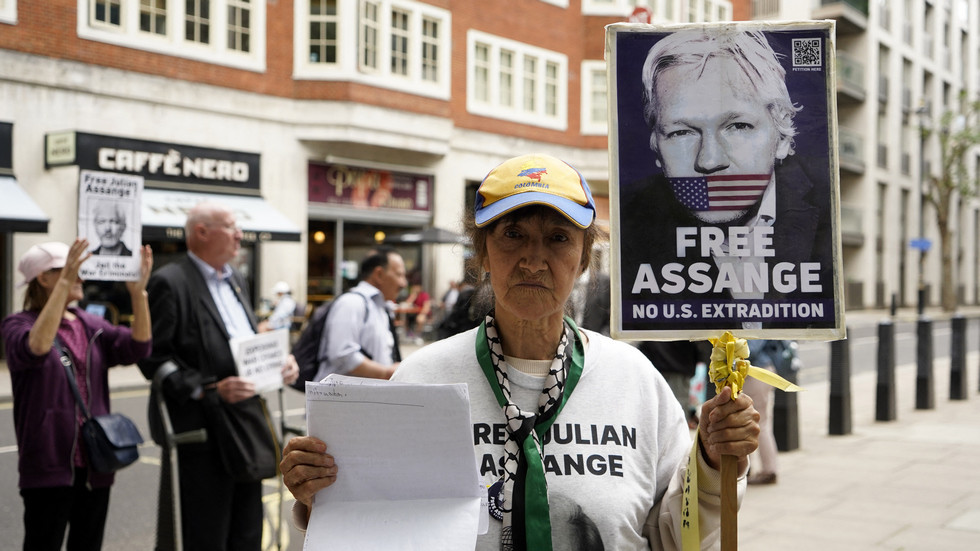 Assange arquiva recurso para impedir extradição dos EUA — RT World News