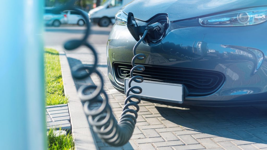 Levantamento aponta que o Brasil tem apenas 1.300 pontos de recarga de carros elétricos