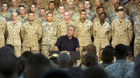 O presidente dos EUA, George W. Bush, fala na Base Aérea de Al-Asad, na província de Anbar, Iraque, 03 de setembro de 2007. © JIM WATSON / AFP