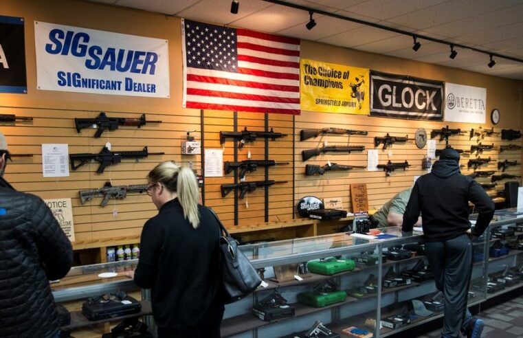 Ativistas querem que empresas de cartão de crédito sinalizem compras de armas de fogo – RT World News