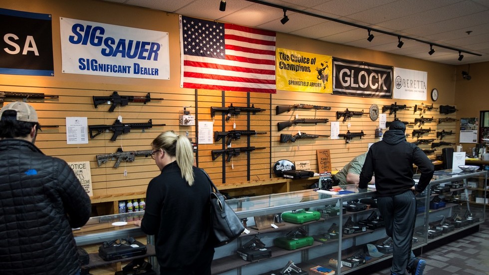 Ativistas querem que empresas de cartão de crédito sinalizem compras de armas de fogo – RT World News