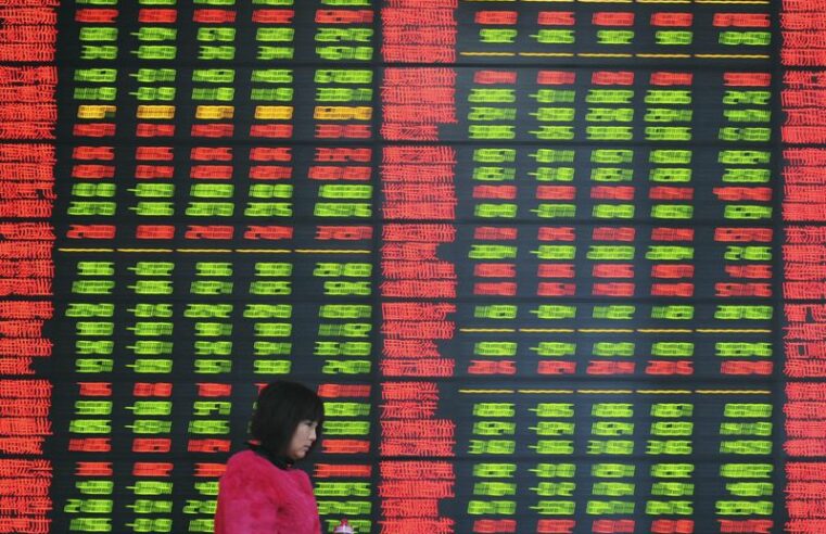 Ações asiáticas têm fraqueza em meio a risco crescente de altas agressivas de juros Por Reuters